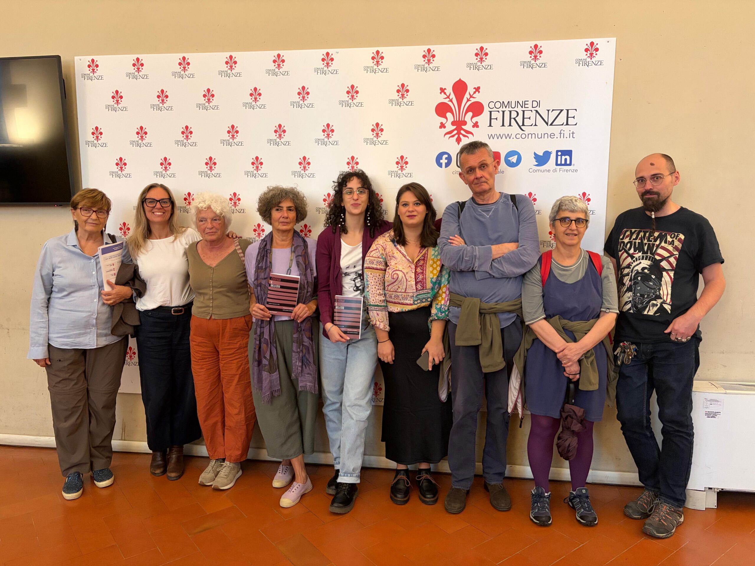 Il Gruppo Foucault in Palazzo Vecchio dopo la conferenza stampa del 9 ottobre 2026, con le copie del Quaderno
